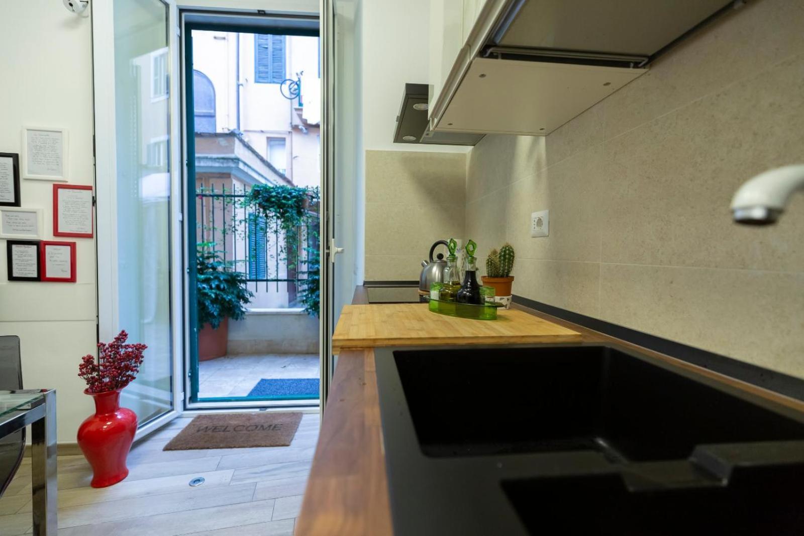 Flatinrome Trastevere Deluxe Rooms - Green Patio Exterior photo